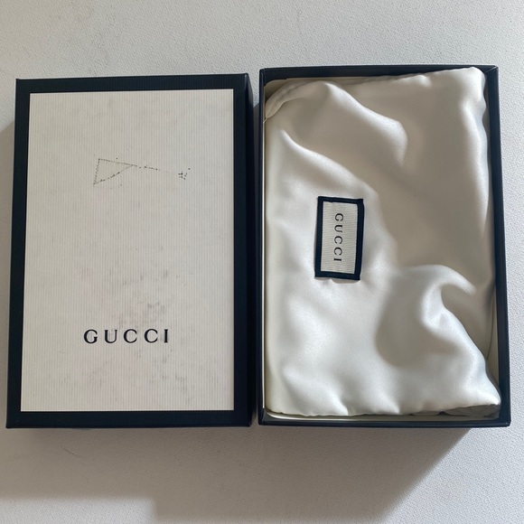 (CFL) Authentic Gucci iPhone 8 / iPhone SE 2nd Gen Phone case, New in Box - Picture 3 of 10